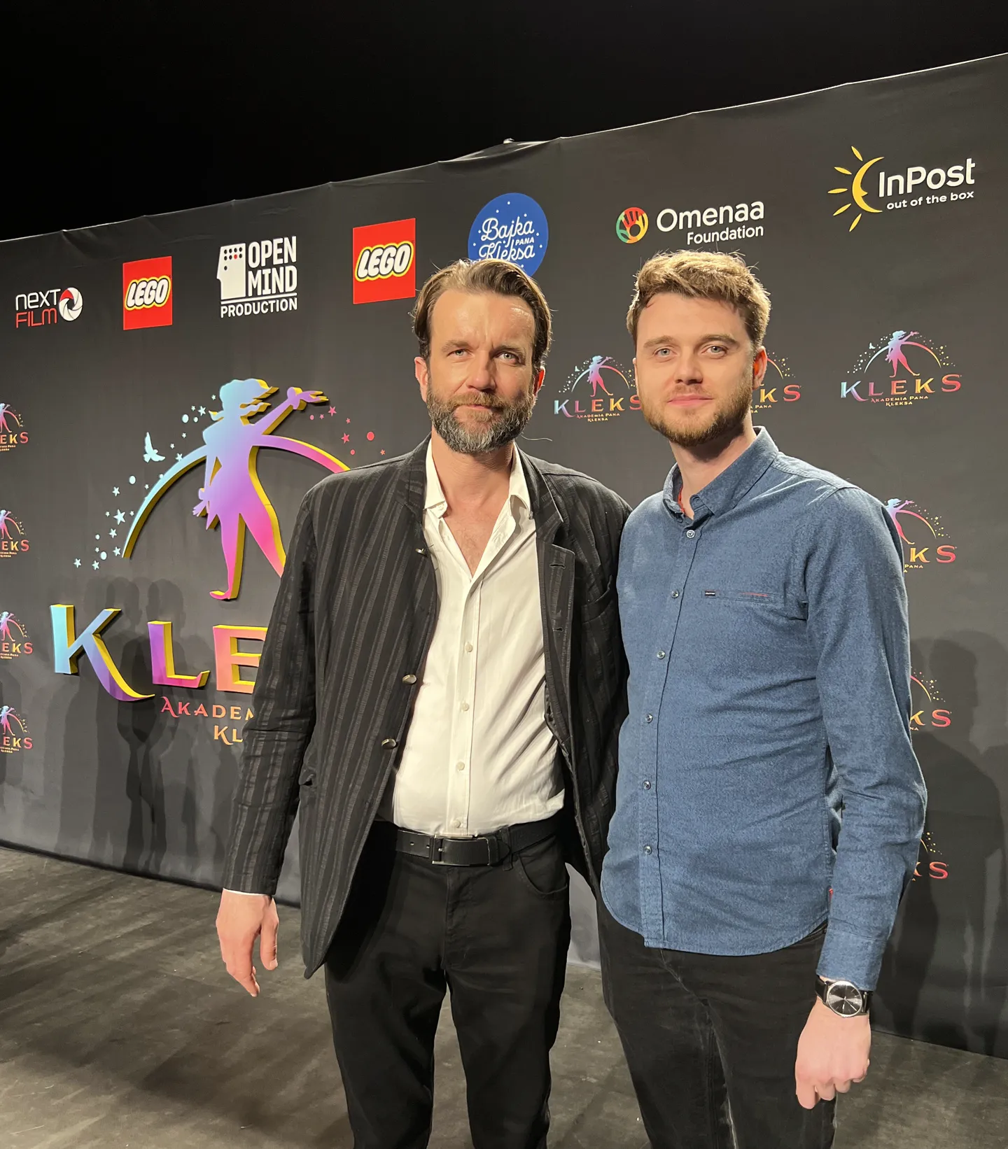 Grzegorz Bergmann z aktorem Tomaszem Kotem na premierze filmu Akademia Pana Kleksa